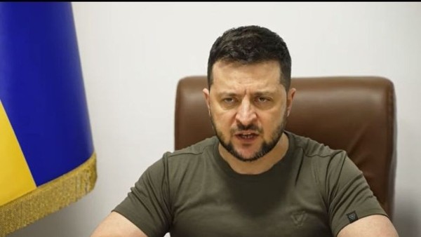 После коррупционных скандалов Зеленский вновь потребовал от чиновников работать на Украине