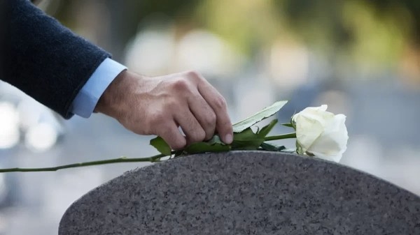 Ритуал прощания: нужно ли целовать покойника на похоронах, объяснение церкви и экспертов