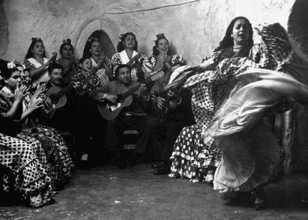 Обряд похорон у цыган: почему на родные танцуют, смеются и веселятся