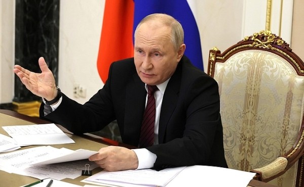 Журналист Хинкл: отношение Путина к санкциям вызвало раздражение у Шольца и Макрона