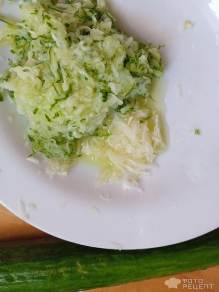 Рецепт: Салат "Вкусный баклажан" - С помидорами и заправкой из огурца: необычно, быстро и очень вкусно
