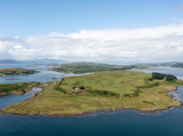 «Продам остров со старинным замком»: за «пятачок» суши просят почти 2 миллиона евро
