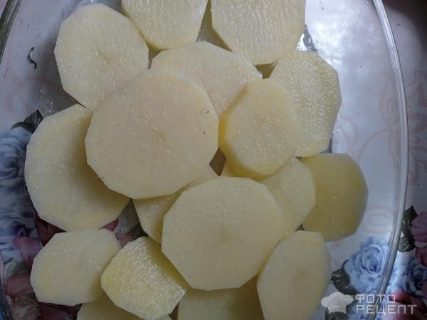 Рецепт: Треска запеченная с картофелем - Под сырной корочкой с помидорами и чесночными стрелками