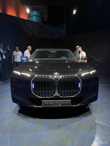 BMW выпустила первый в мире бронированный электромобиль с запасом хода почти 400 км (7 фото)