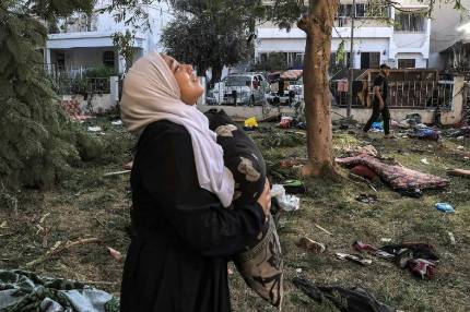 «Израиль сейчас бросает в бой любую пыль»: военные эксперты о том, кто ударил по больнице в Газе