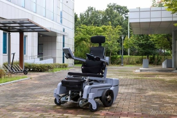 Инвалидное кресло способное "стоять" и ездить по лестницам (4 фото)