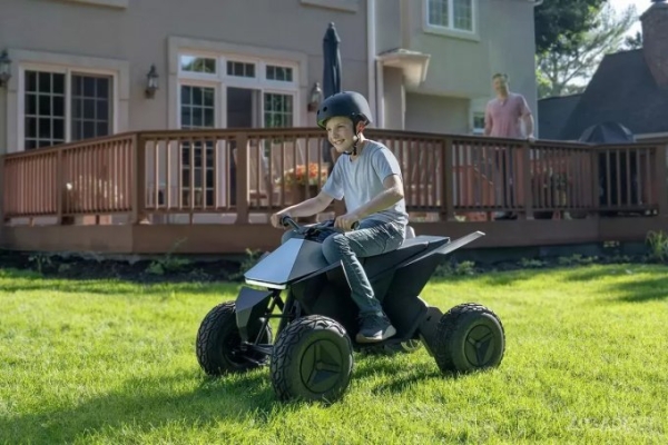 Tesla вернула в продажу детский квадроцикл в стиле электропикапа Cybertruck (2 фото)