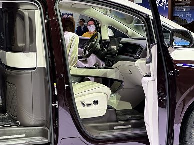 Китайский аналог Lexus LM с полным приводом и расходом всего 6,7 л/100 км. В Гуанчжоу показали четырехместный минивэн Denza D9 Premier Founding Edition