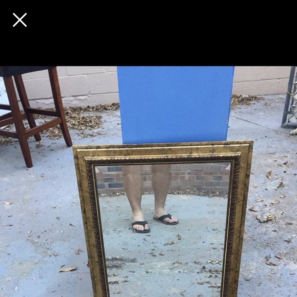 Галерея людей, выставляющих на продажу зеркало